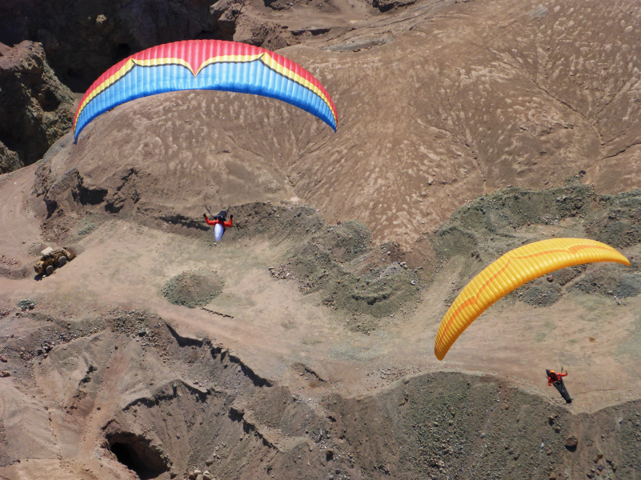 Pilotos en competencia de parapente en Iquique