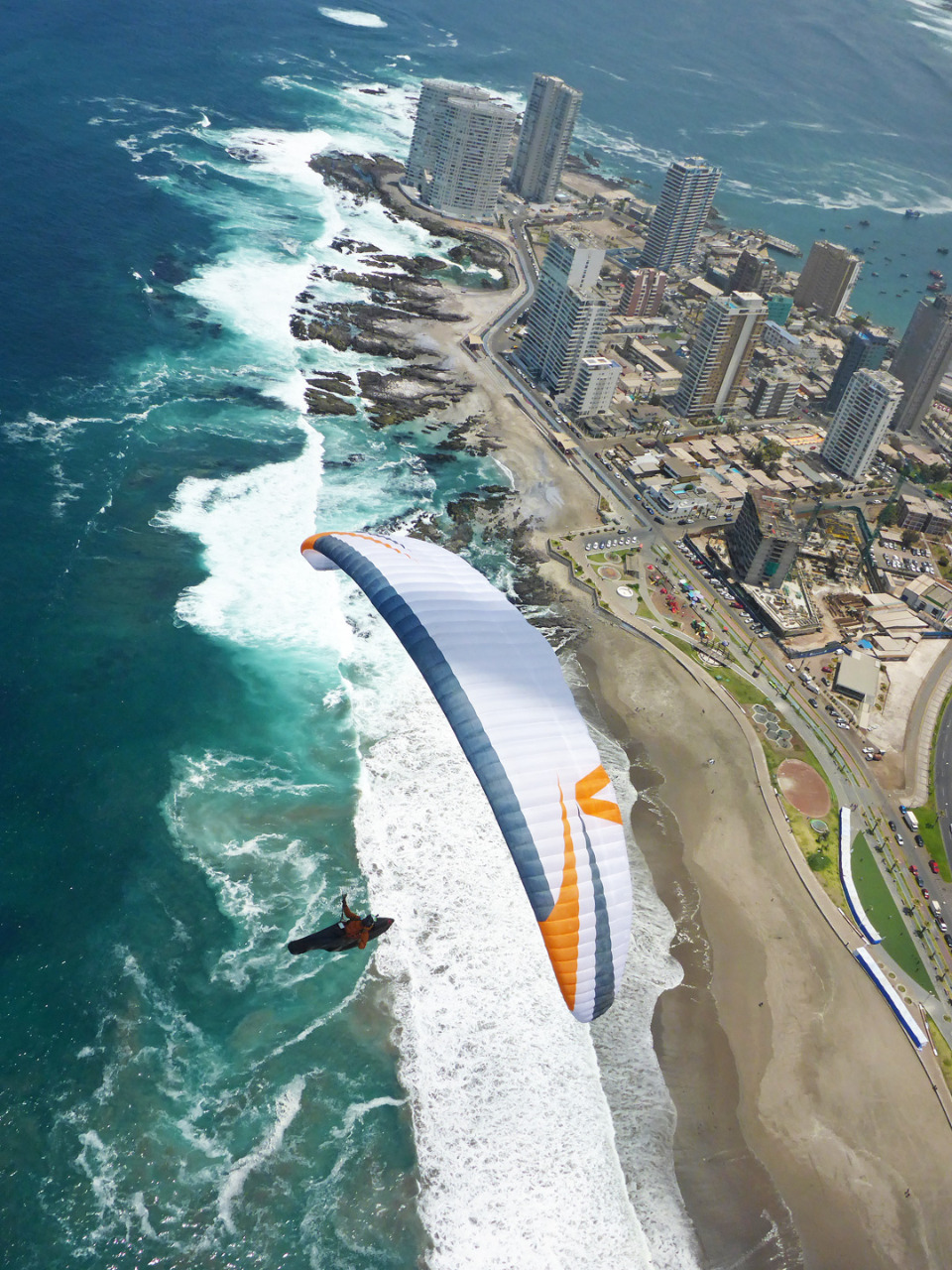 Parapentes sobre la ciudad y la costa de Iquique