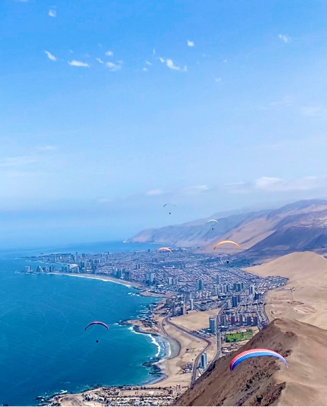 Parapente sobre la costa y el desierto de Iquique