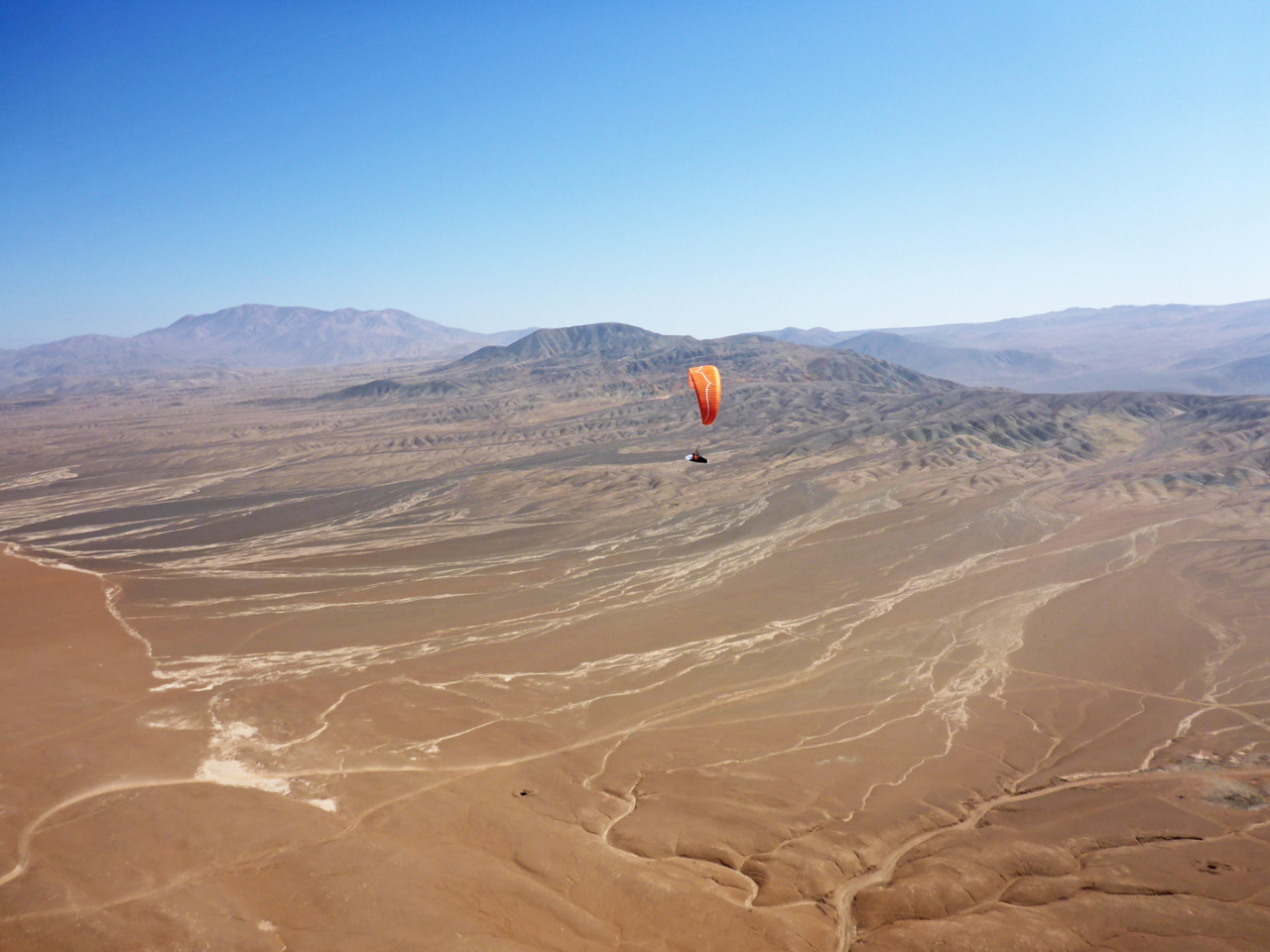 Parapente sobre el desierto de Iquique